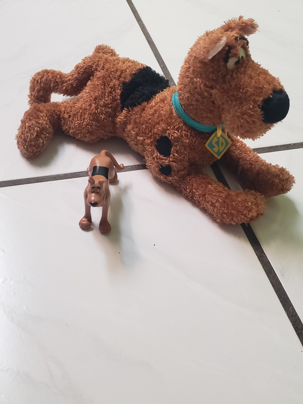 Vintage 2000's "Six Flags" Scooby Doo Plush plush and figurine (2)